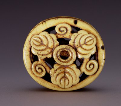 Netsuke على شكل صندوق (hako) c.1870 (stag-antler) (للغطاء انظر 195498) بواسطة أوزاكي كوكوساي